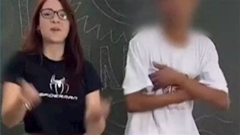 Professora Cibelly Dançando Com Alunos: Viral na Escola!